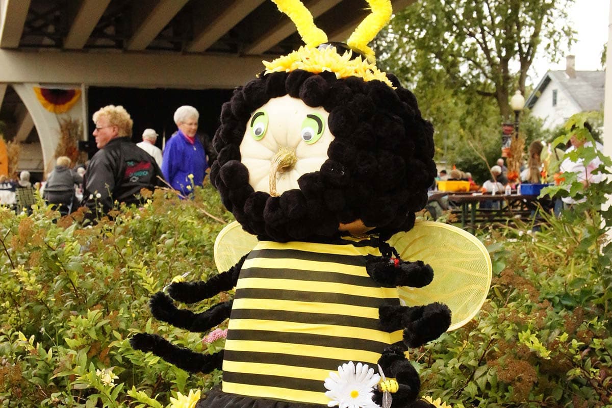 2010 Bumblebee Pumpkin Topiary Display