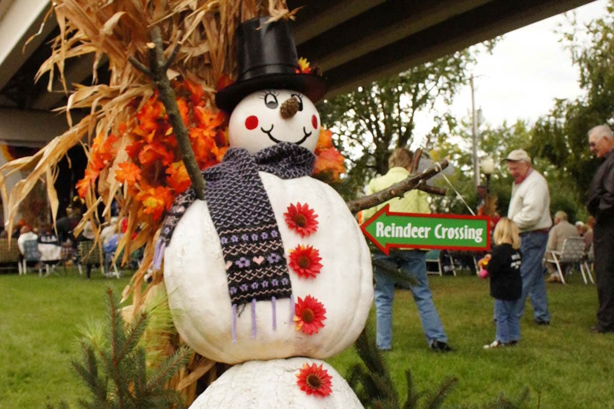2010 Pumpkin Snowman Topiary Display