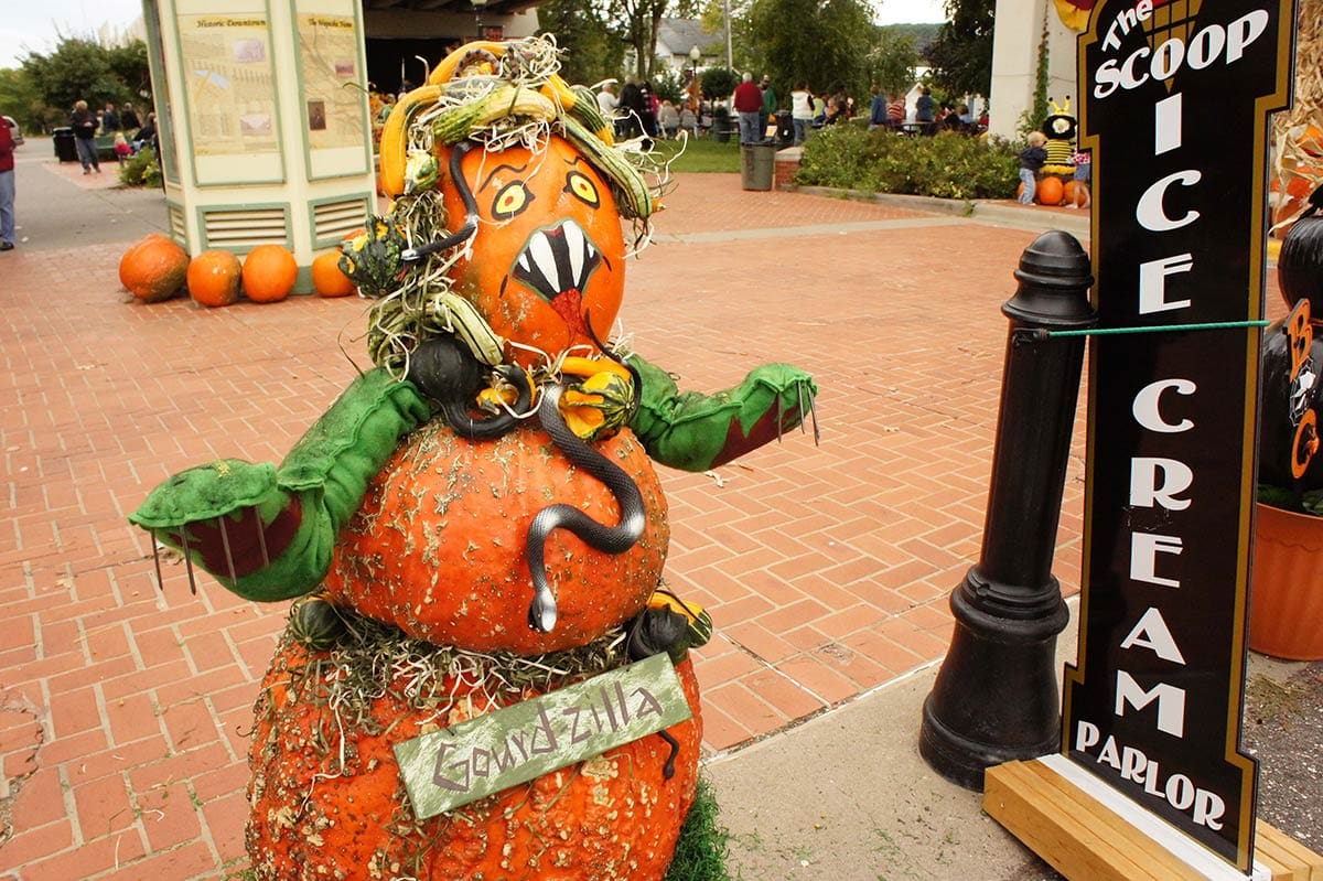 2010 Gourdzilla Pumpkin Topiary Display