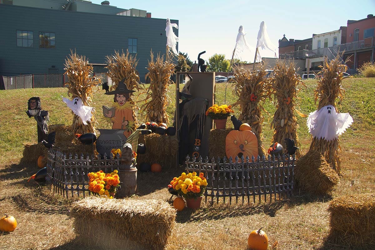 2011 Halloween Topiary Display
