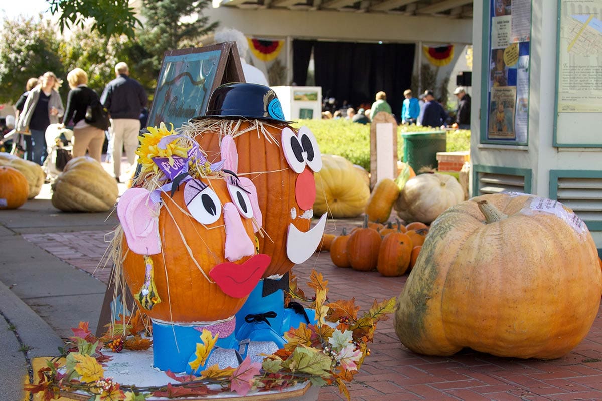 2011 Mr. &Amp; Mrs. Pumpkin Head Topiary Display
