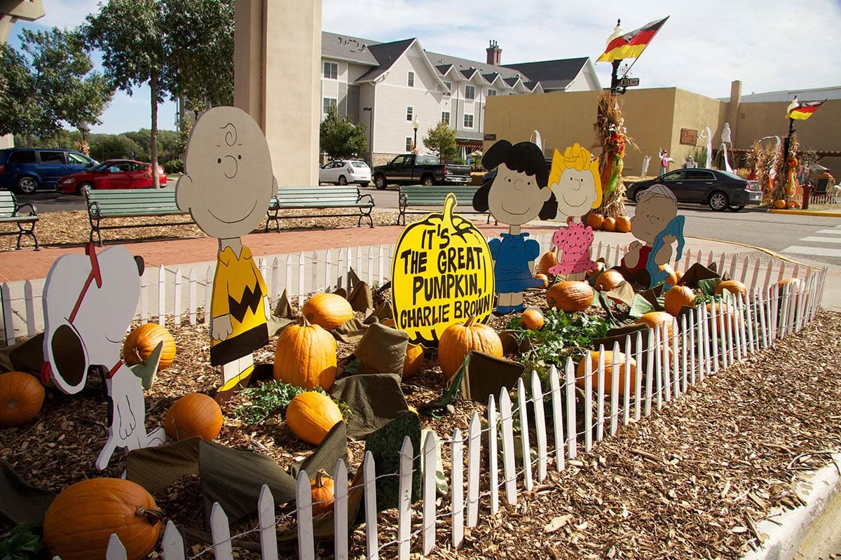 2013 Charlie Brown Pumpkin Topiary