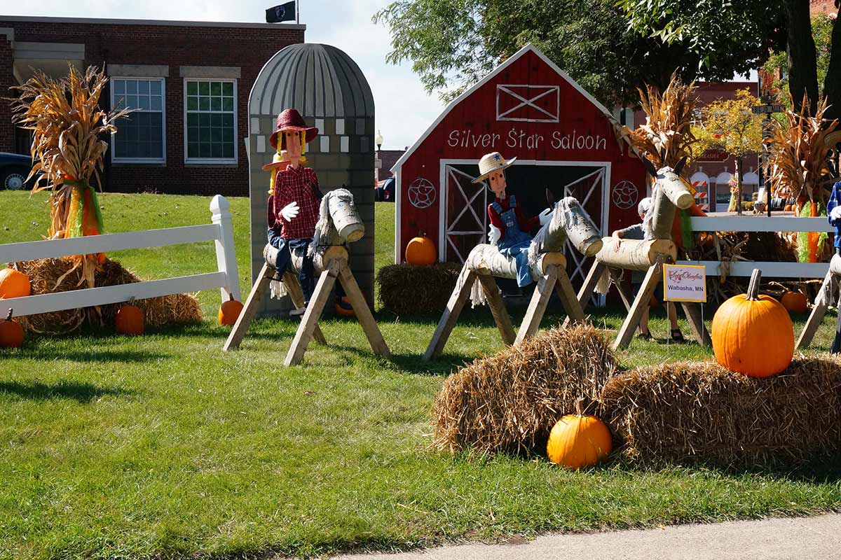 2014 Silver Star Saloon Topiary Display