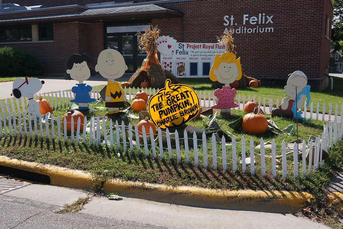 2014 Charlie Brown Topiary Display