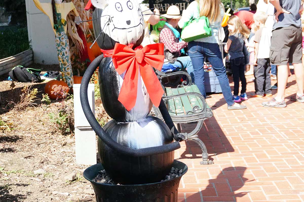 2014 Cat In The Hat Topiary Display