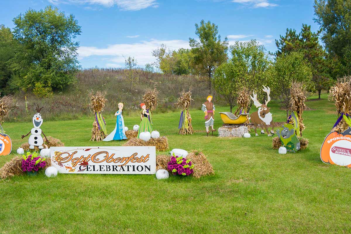 2016 Frozen Topiary Display